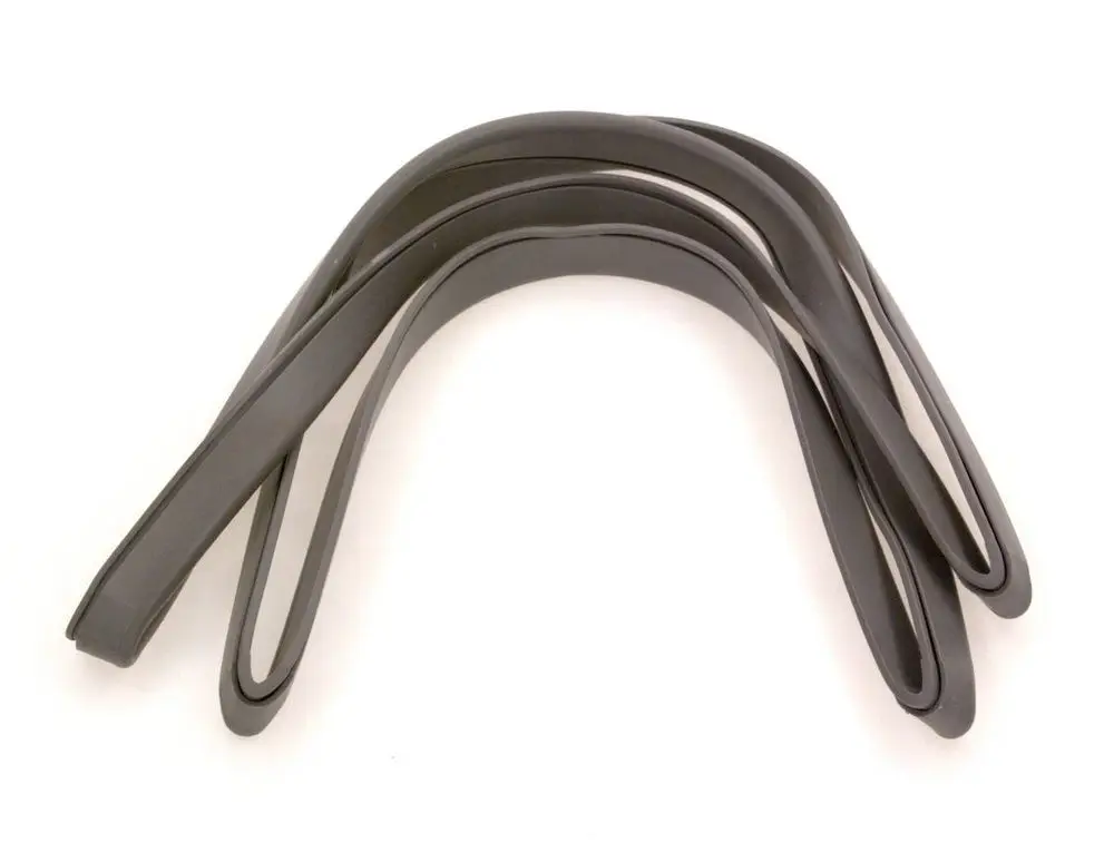 Schwarze Gummidichtungen von Bosch, in gebogener Form, die teilweise übereinanderliegen.